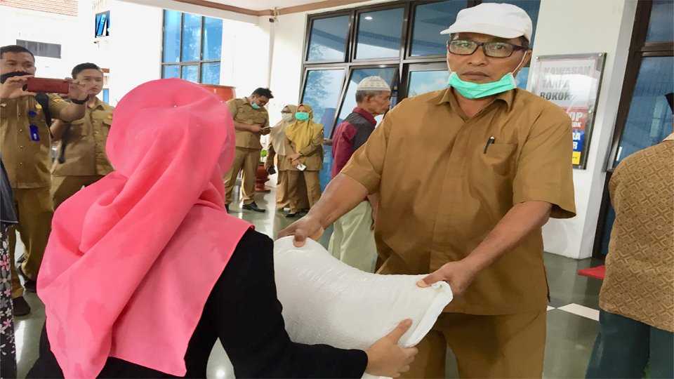 Pemko Kota Pariaman, Salurkan Bantuan Beras dan Sembako Untuk Masyarakat Kurang Mampu