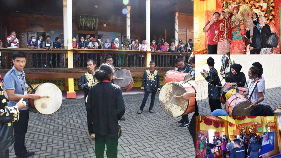 Kunjungi Rumah Tabuik Pasa, Pelajar Malaysia Kagumi Budaya Kota Pariaman