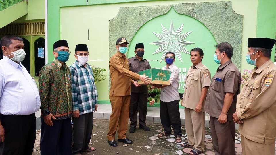 Pengurus DMI Kota Pariaman Salurkan Bantuan 44 Paket Alat Kebersihan Untuk Mesjid di Kota Pariaman