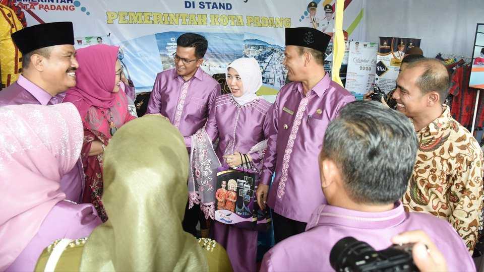 Genius Umar “Blusukan” ke Stand City Expo Bersama Walikota se Wilayah I Sumatera