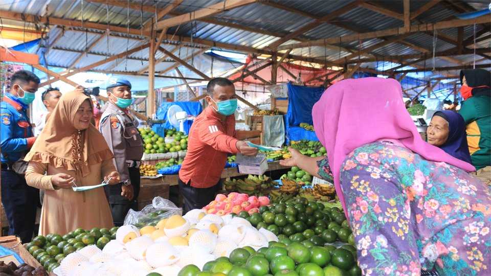 Genius Umar Datangi Pedagang Pasar Pariaman Bagikan Masker Secara Gratis