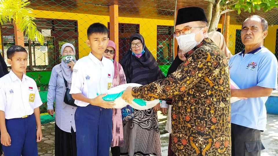 SMP N 4 Pariaman berikan Bantuan Kepada Siswa Kurang Mampu