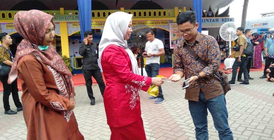 Gusniyeti Zaunit, Semprotkan Handsanitizer Ke Pengunjung City Expo