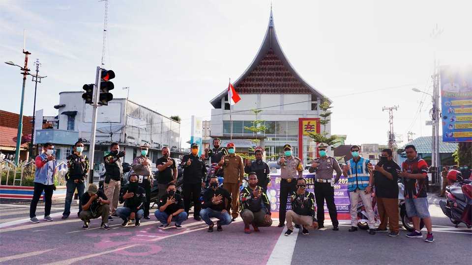 Bersama Komunitas PARAMAXS dan Satlantas Polres Pariaman, Genius Umar Ikut Bagikan Masker Untuk Masyarakat