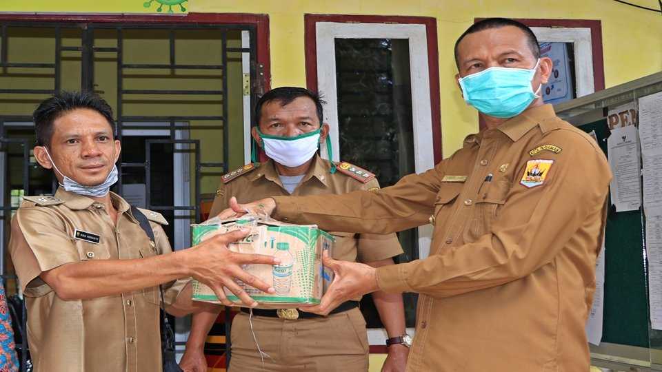 Tak Bisa Pulkam, Perantau Asal Kota Pariaman Sumbangkan Hand Sanitizer dan Masker