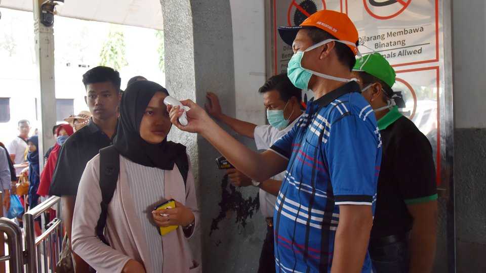 Antisipasi Covid-19, Genius Umar terjun langsung cek suhu tubuh penumpang Kereta Api