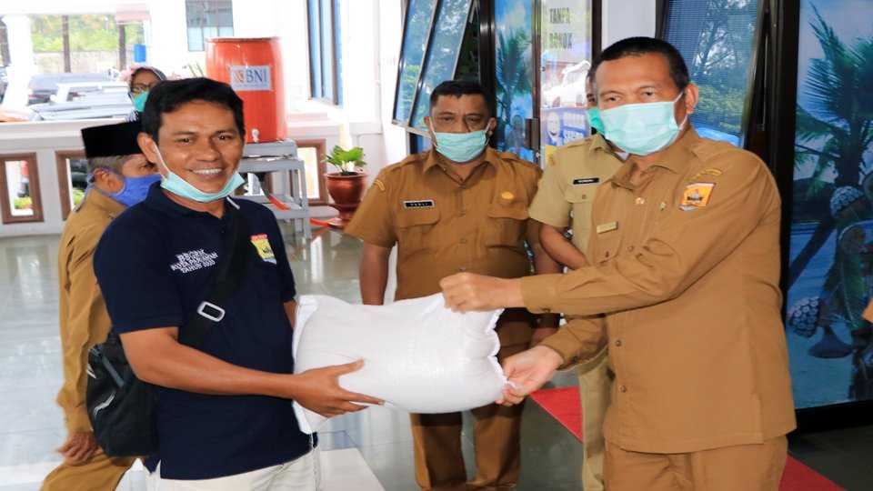 Walikota Pariaman Memberikan Bantuan Beras Kepada Wartawan Mitra Pemko Pariaman