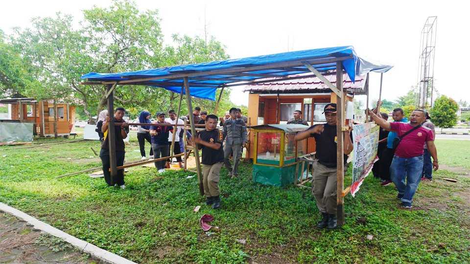 Tim Gabungan Satpol PP dan Disparbud Kota Pariaman Bongkar Lapak Pedagang Yang Membandel di Pantai Kata Pariaman