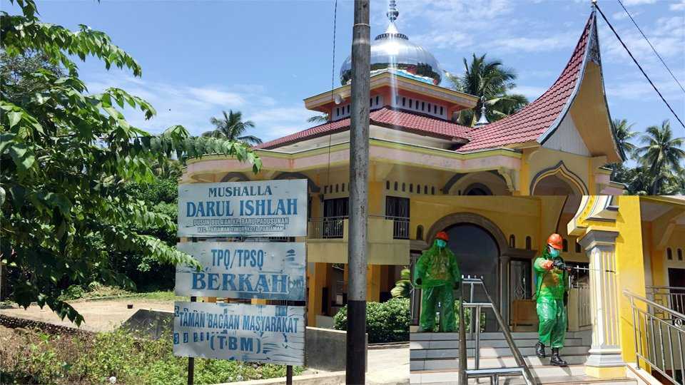 Pengurus Mushalla Darul Islah Bulaan Desa Kp Baru Padusunan Lakukan Penyemprotan Disinfektan Dibantu BPBD